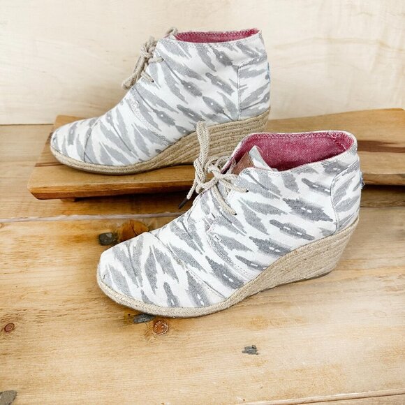 TOMS Women’s Southwestern Style Wedge Booties Shoes‎ Gray White 8 Wide - Picture 1 of 8
